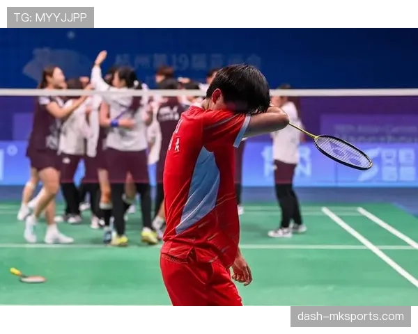 强强对决：顶级球队竞逐冠军宝座，引发粉丝热烈期待