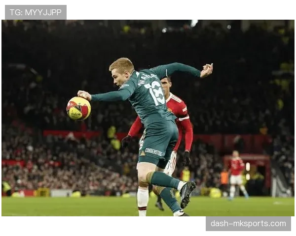 手臂自然位置判罚如何影响足球手球规则的认定？